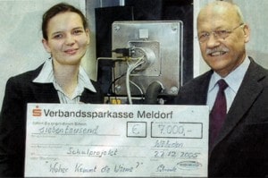 Scheer-Geschäftsführerin Nicole  Schroeter übergibt symbolisch einen Scheck in Höhe von 7.000 Euro an  Schulleiter Max Lorenzen. (Foto: Jacobsen)